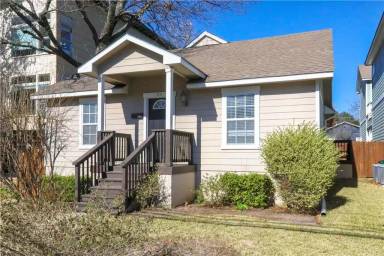 Main picture of 700 E 45th St