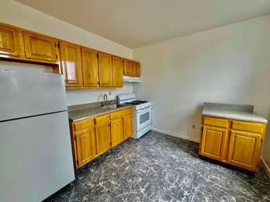 Main picture of 23 E 3rd St