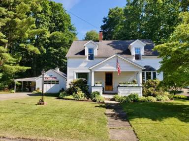 Main picture of 104 E Wood St