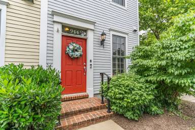 Main picture of 944 N Columbus St