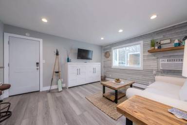 Main picture of 4738 Lake St