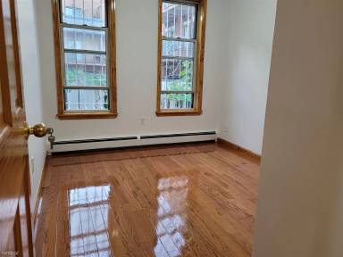 Main picture of 194 Bay 20th St