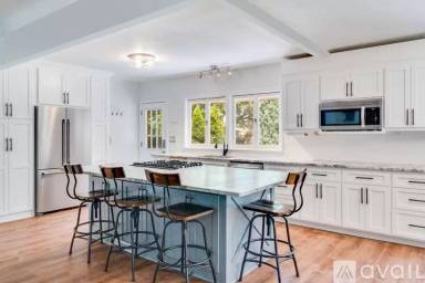 Main picture of 1535 Sextant Ave W