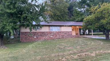 Main picture of 100 Circle Dr