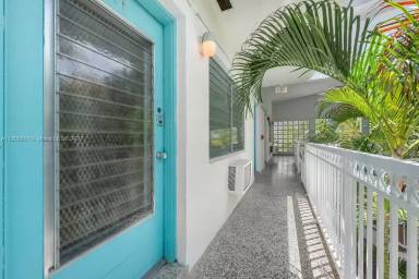 Main picture of 350 Collins Ave