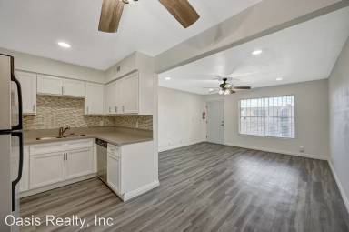 Main picture of 605 S Royal Crest Cir