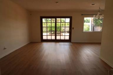 Main picture of 23907 Friar St
