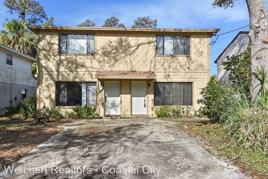 Main picture of 252 Poinsettia St