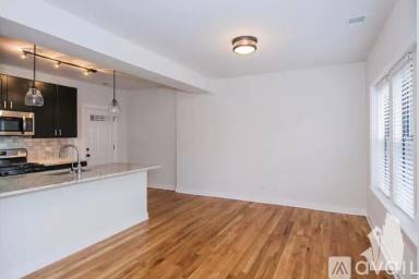 Main picture of 2201-09 W Eastwood Ave