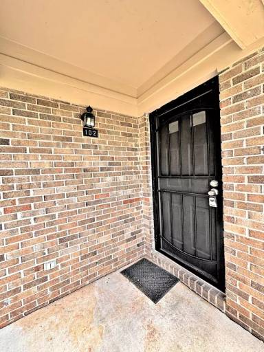 Main picture of 102 Elm Ct NE
