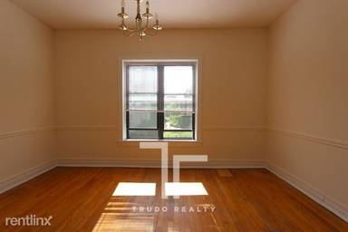 Main picture of 825 W Waveland Ave