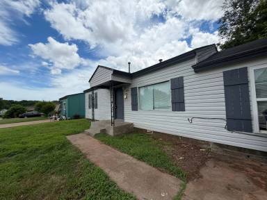 Main picture of 3212 NE 15th St