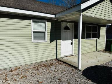 Main picture of 916 E College St