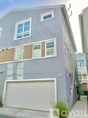 Main picture of 2700 E Chaucer St
