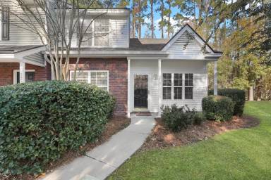 Main picture of 240 North Cir