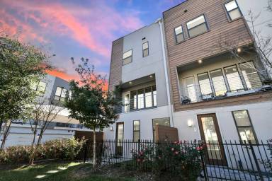 Main picture of 2401 Crawford St
