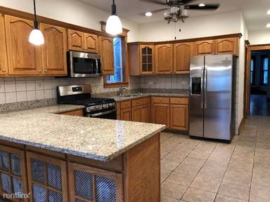 Main picture of 2929 N Albany Ave