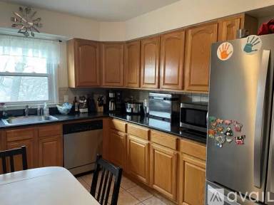 Main picture of 393 Oak St