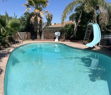 Main picture of 905 Charter Oaks Ct