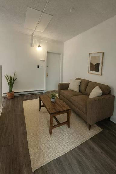 Main picture of 1012 W Main St