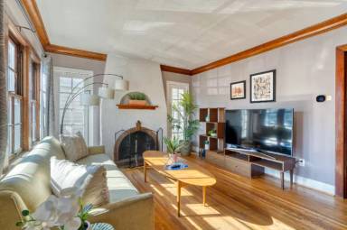 Main picture of 3565 NE Broadway St