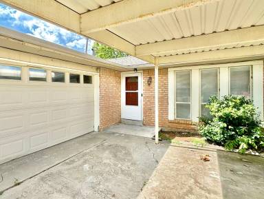 Main picture of 4606 NE Euclid Ave
