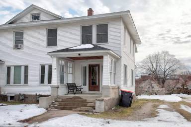Main picture of 140 E 15th St