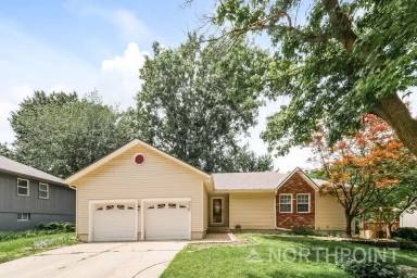 Main picture of 3901 SW 10th St Blue Springs, MO 64015-6215