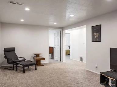 Main picture of 185 E Carlson Ave