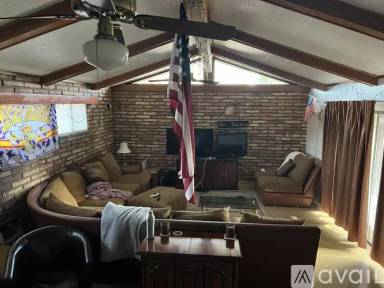 Main picture of 1247 W 10th St