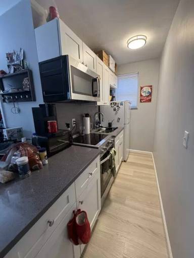Main picture of 156 W 8th Ave