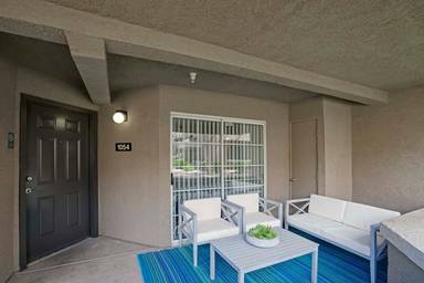 Main picture of 909 West