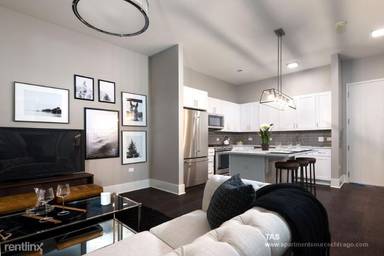 Main picture of 2050 N Clark St