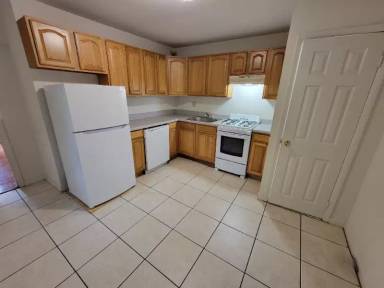 Main picture of 1915 Green St