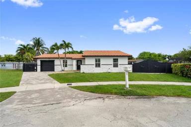 Main picture of 13611 SW 77th St