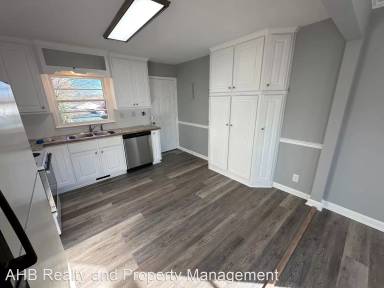 Main picture of 103 W Hill St