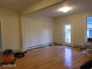 Main picture of 2 Adams Cir