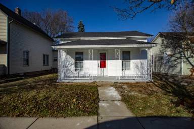 Main picture of 136 E Lawrence St