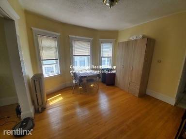 Main picture of 105 W Adams St
