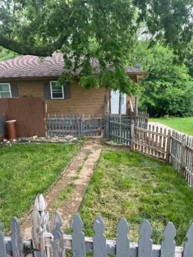 Main picture of 5621 NE 51st St