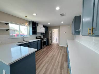 Main picture of 1127 W Lynwood Ave