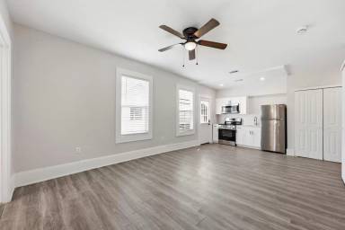Main picture of 300 E 3rd St
