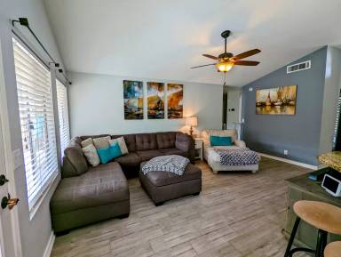 Main picture of 1039 E Hearne Way