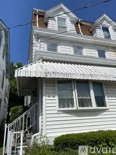 Main picture of 16 W 6th St