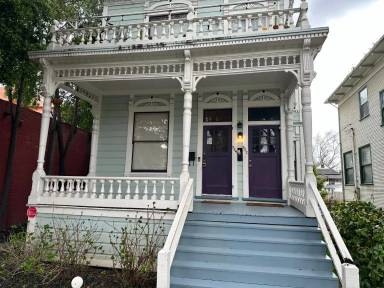 Main picture of 924 T St