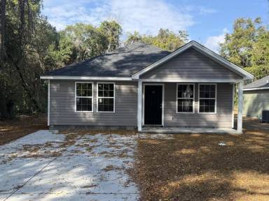 Main picture of 10 Woodlawn Ave