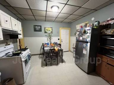 Main picture of 21 Bloomingdale St