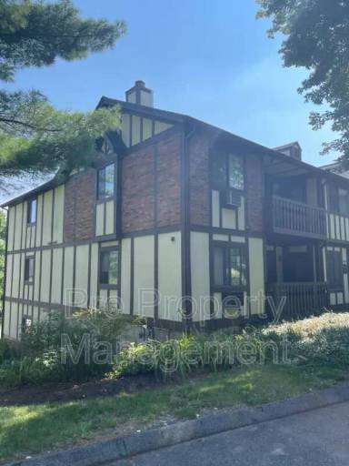 Main picture of 32 Rollingwood Dr