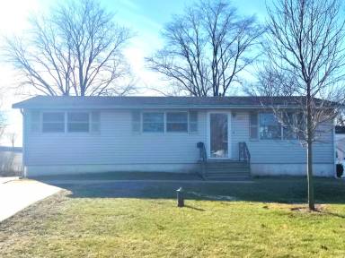 Main picture of 220 E Pleasant St