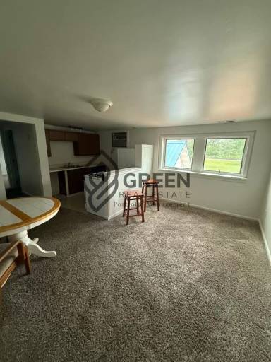 Main picture of 110 W Broadway St